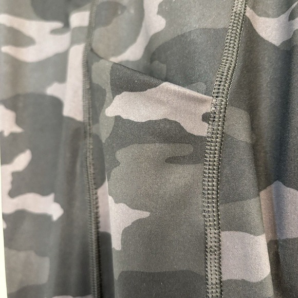 ATHLETA Ultimate Camo 7/8 Tight Women's Size XS‎ Gray/Black Camo Leggings - Picture 6 of 8